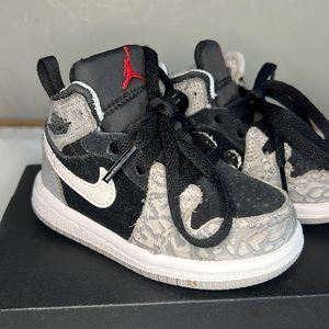 Jordan 1 Mid SE - grey and black